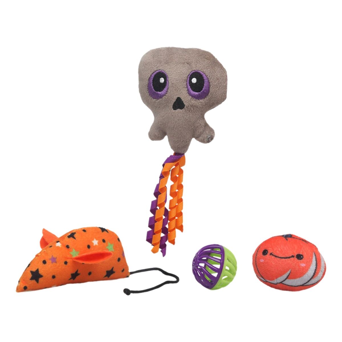 Ett set med fyra halloweenrelaterade leksaker: en grå plyschdödskalle med lila och orangea serpentiner, en orange mus med svarta stjärnor, ett lila och grönt rasslande klot och en glad orange pumpaformad figur.