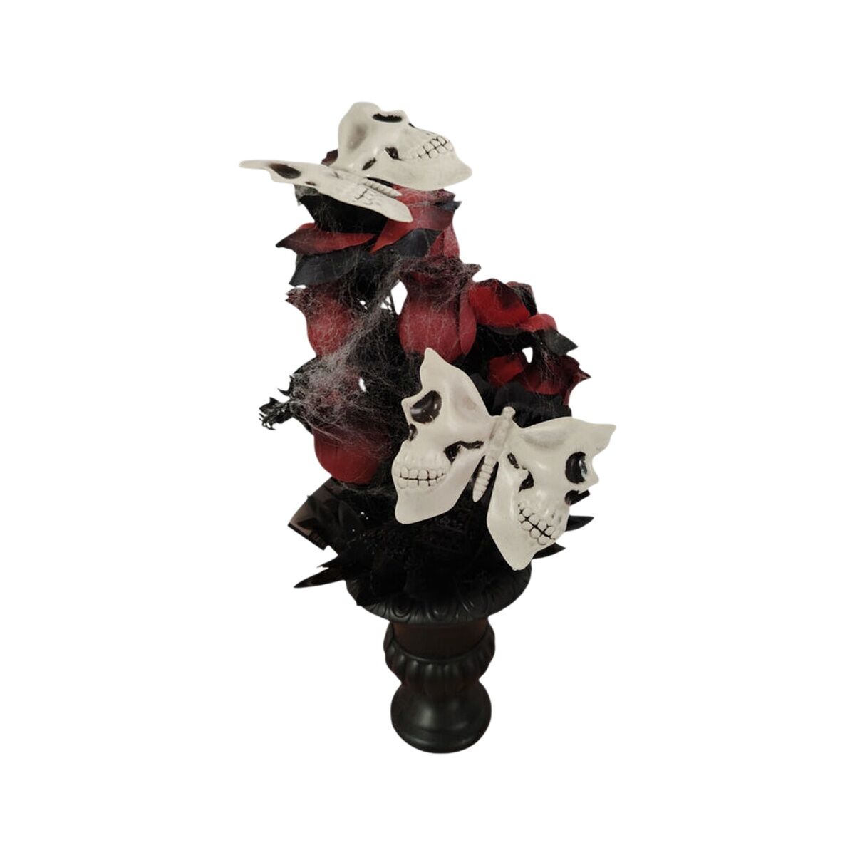 En makaber halloweendekoration med röda rosor, svarta detaljer, spindelväv och dödskallefjärilar placerad i en mörk urna.