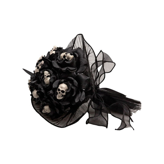En makaber bukett bestående av svarta tygrosor där varje ros har en liten vit dödskalle inbäddad i mitten, arrangerat med svart organza och tyll.