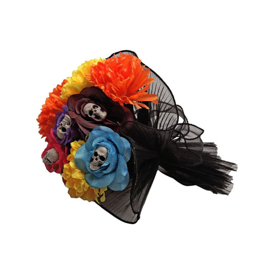 En färggrann halloweenbukett bestående av konstgjorda blommor i gult, orange, rött och blått, där mitten av flera blommor är utbytta mot små vita dödskallar, bunden med svart tyll.
