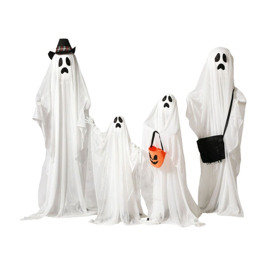 Fyra vita, böljande halloween-spökdekorationer i olika storlekar hänger framför en vit bakgrund. Ett spöke har en svart hatt, ett annat en orange pumpapåse, och ett tredje en svart axelremsväska.