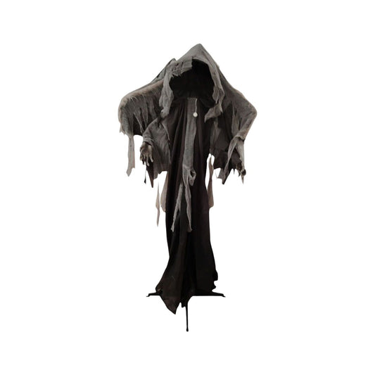 En läskig hängande Halloween-dekor med en huva och slitna tyger, som ser ut som en ande eller döden.