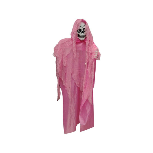 En stor halloweendekoration föreställande ett skelett draperat i ett trasigt, rosa tyg med huva, som ser ut att vara redo att skrämma besökare.