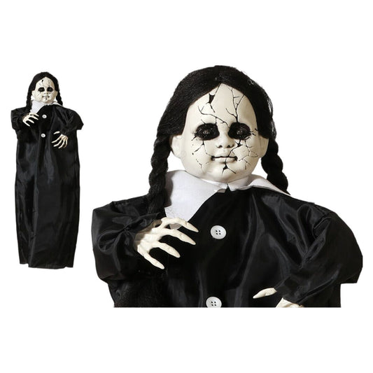 En stor närbild och en helbild av en 50 cm hög halloween dekoration föreställande en docka med sprickor i ansiktet, svart klänning och skeletthänder.