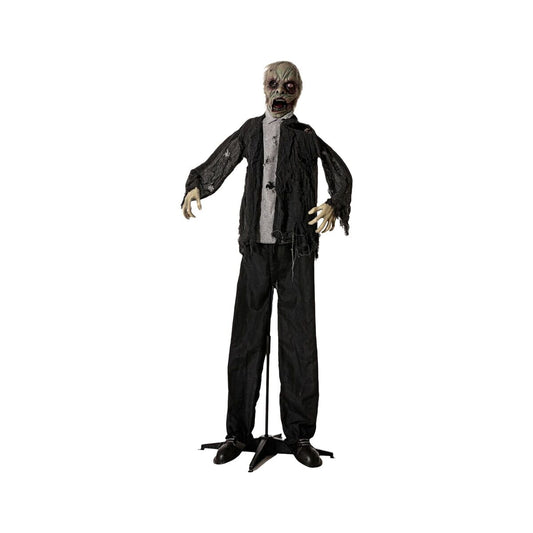 En stor, upprättstående halloweenfigur föreställande en zombie med blekgrön hy, vidöppen mun och trasiga svarta kläder, monterad på en svart fotställning.