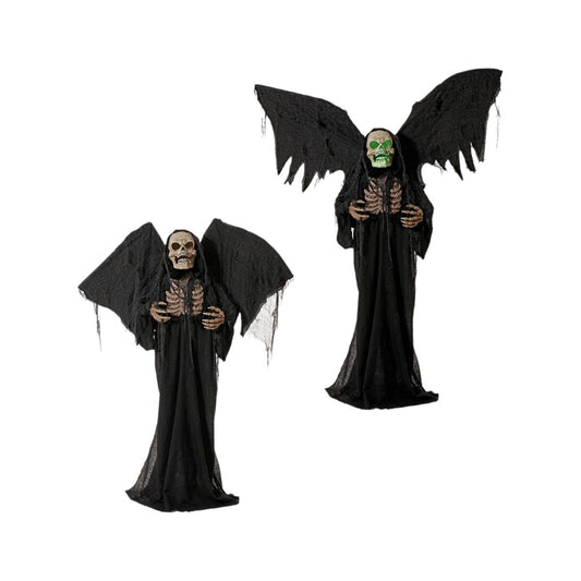 Två bilder av en stor, svartklädd Halloween-dekoration som föreställer ett skelett med grönt lysande huvud och stora, trasiga vingar.