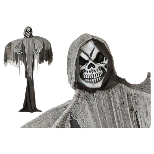 En halloween-dekoration föreställande ett upphängt, spöklikt skelett med vit dödskallemask och fransiga gråa tyger i huvan och kåpan.