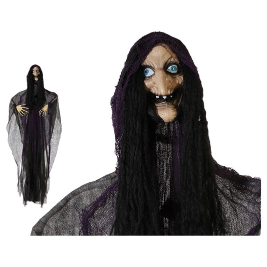 En stor hängande Halloween-dekoration föreställande en läskig häxa med långt svart hår, blå lysande ögon och ett snedvridet ansikte, klädd i svarta och lila tyger.
