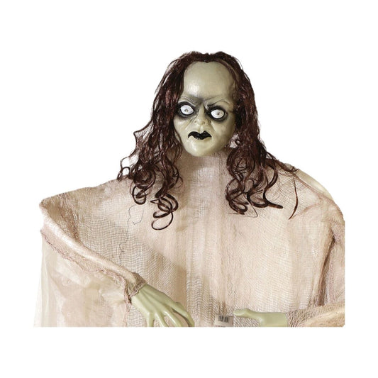 Närbild på ett 245 cm högt halloweenspöke med blekgrön hy, mörkt rufsigt hår och stirrande vita ögon, draperat i ett trasigt ljust tyg.