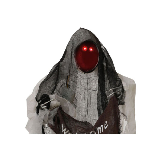 Närbild på en 85 cm hög halloweendekoration som föreställer ett monster insvept i trasiga vita och svarta tyger, med intensiva lysande röda ögon under huvan.