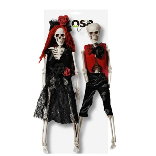 Ett par hängande skelettdekorationer för halloween, där kvinnan har rött hår och svart spetsklänning och mannen har röd väst.