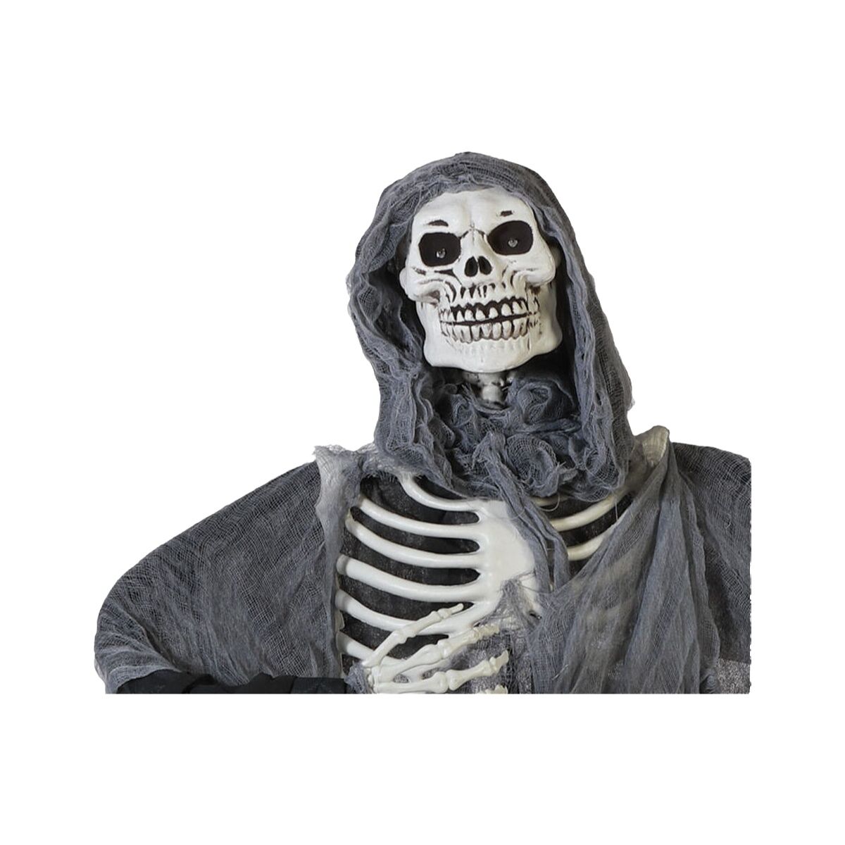 Närbild på ett stort, grått halloween-skelett med lysande ögon som bär en trasig, grå huva.