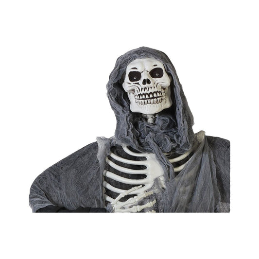 Närbild på ett stort, grått halloween-skelett med lysande ögon som bär en trasig, grå huva.