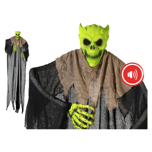 Närbild på en 213 cm hög hängande halloweendekoration föreställande ett skelett med en lysande grön, hornprydd skalle och trasig svart kåpa.