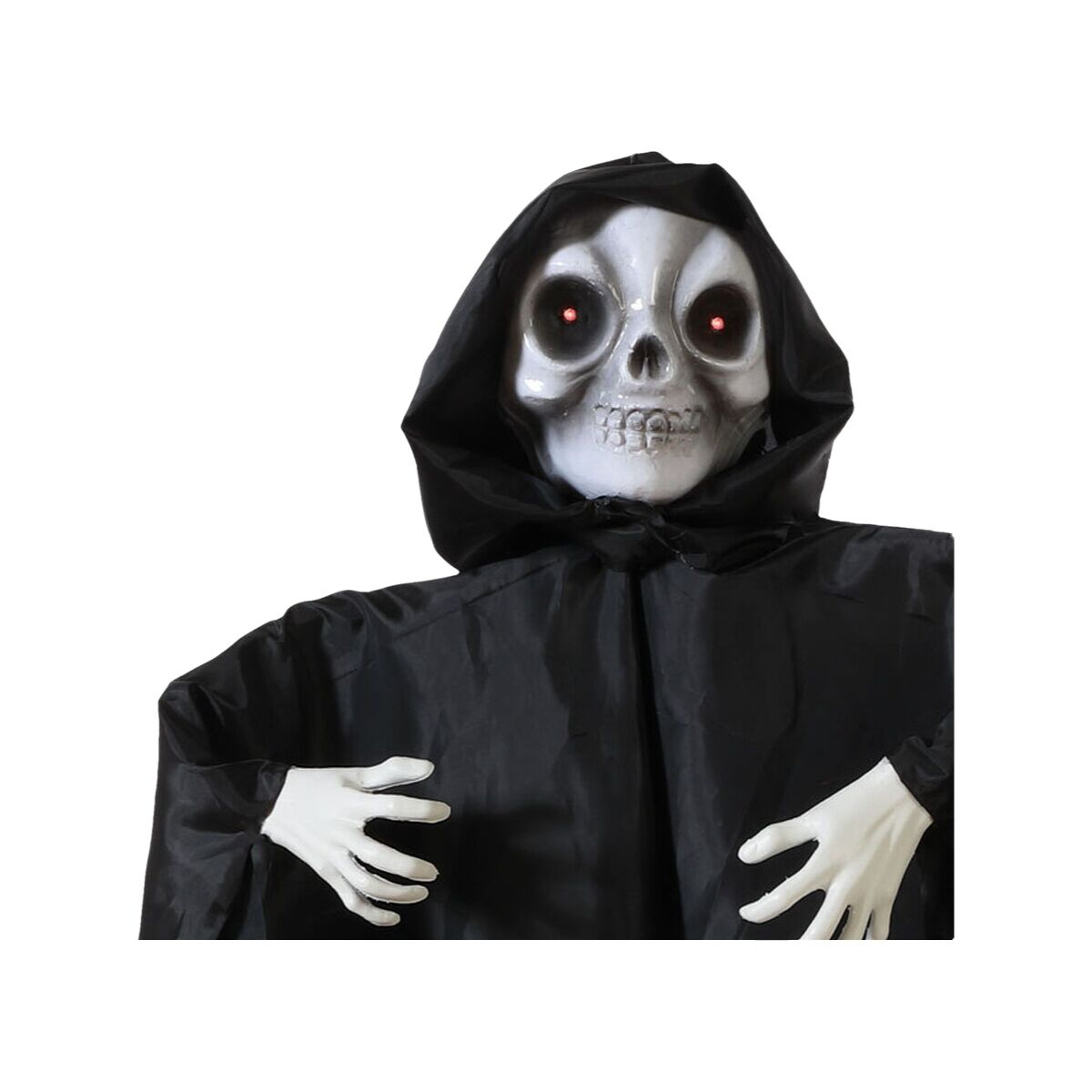 Närbild på en hängande halloweendekoration föreställande ett skelett med vit dödskallemask och lysande röda ögon, klädd i en svart, svepande huva och mantel.