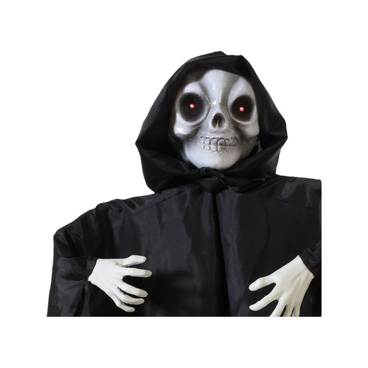 Närbild på en hängande halloweendekoration föreställande ett skelett med vit dödskallemask och lysande röda ögon, klädd i en svart, svepande huva och mantel.