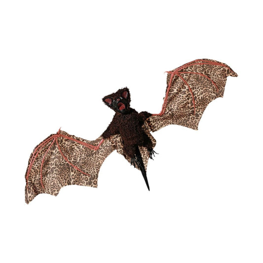 En stor, hängande halloween-dekoration i form av en fladdermus med mörkbrun, lurvig kropp och stora, utbredda vingar med leopardmönster.