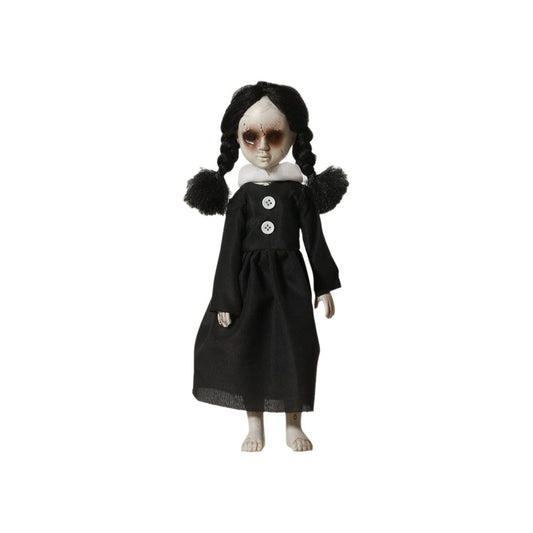 En kuslig hängande Halloweenfigur föreställande en liten flicka med blekt ansikte, svart klänning och flätor.