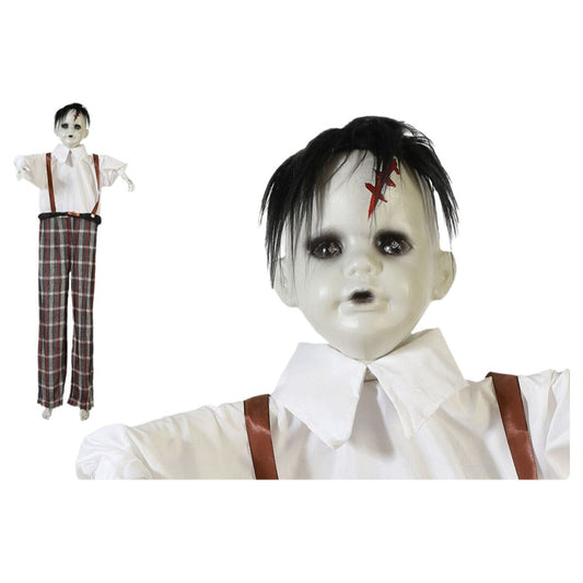 En skräckinjagande halloween-dekoration föreställande ett barnspöke med mörkt hår, vit hud, och ett rött stygn på pannan, klädd i vit skjorta och rutiga byxor med hängslen.