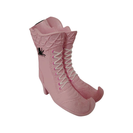 Ett par rosa häxskor dekorerade med en svart spindel och rosa snörning.