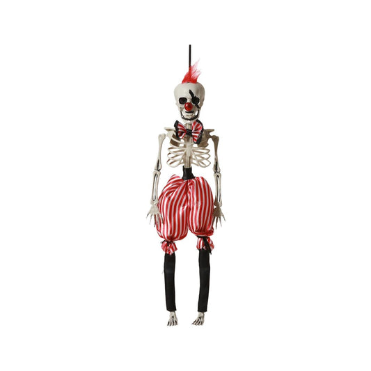 Ett hängande halloween-skelett klädd som en clown med röd mohawk, svart fluga och röd-vit randiga ballongbyxor.