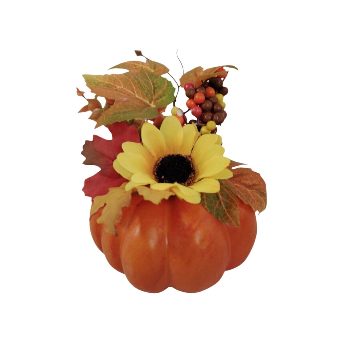 En orange Halloweenpumpa dekorerad med en gul solros, höstlöv och röda bär.
