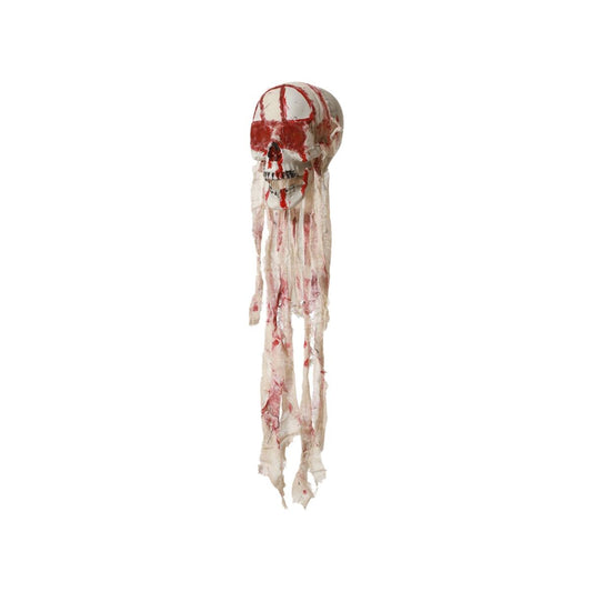 En vit, hängande halloween-dekoration föreställande en skalle med röda blodiga märken över ögonen och pannan, samt långa, trasiga vita tygstycken som hänger ner.