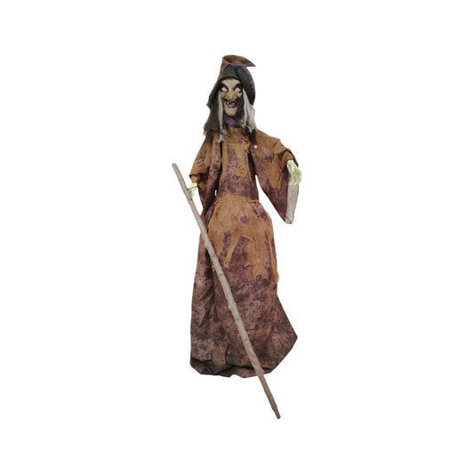 En skräckinjagande häxdocka med ett kusligt ansikte och en sliten klänning som håller i en träpinne.