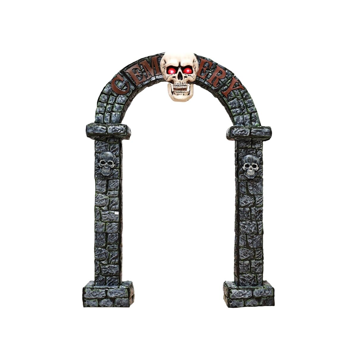 En stor, gråfärgad dekorativ portal i stenlook med texten "Cemetery" (Kyrkogård) över bågen, toppad med ett lysande dödskallehuvud med röda ögon, och mindre dödskallar inbäddade i pelarna.