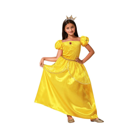 Ett leende barn med långt mörkt hår bär en glänsande, gyllene prinsessklänning med puffärmar och en liten guldkrona på huvudet.