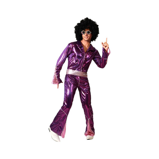 En man i en glänsande fuchsiafärgad disco-overall med utsvängda ben och ett silverfärgat glittrigt skärp. Han bär en stor svart afroperuk och vita solglasögon och pekar uppåt som om han dansar.