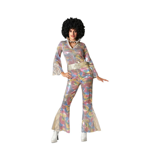 En kvinna i en glittrig, flerfärgad jumpsuit med vida byxben och ett brett, guldfärgat skärp, poserar med en stor svart afroperuk.