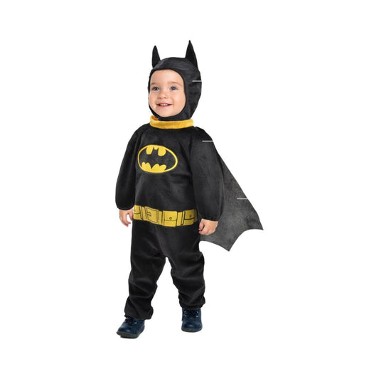 Ett litet barn ler glatt i en svart och gul Batman-maskeraddräkt med huva och liten mantel.