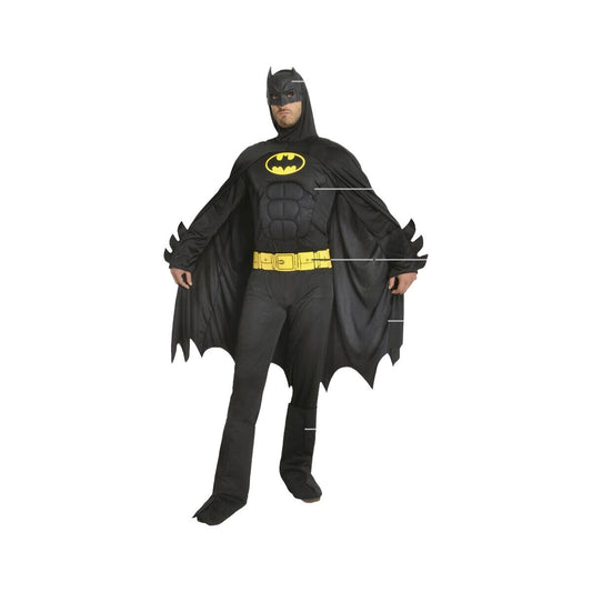 En vuxen kvinna i helfigur iklädd en svart Batman-maskeraddräkt med muskeldetaljer, gul utilitybälte, huva och en tandad svart fladdermuskåpa.
