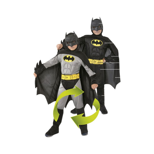 Två barn visar upp en vändbar Batman maskeraddräkt som har en svart sida och en grå och svart sida, med pilar som indikerar att dräkten kan vändas.