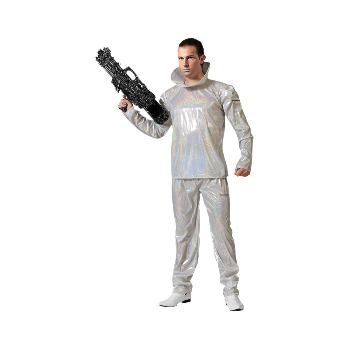 En man poserar i en helkropps maskeradkostym som är helt vit och glansig med holografiska reflexer, hållandes i ett stort futuristiskt svart gevär.