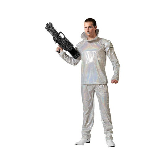 En man poserar i en helkropps maskeradkostym som är helt vit och glansig med holografiska reflexer, hållandes i ett stort futuristiskt svart gevär.
