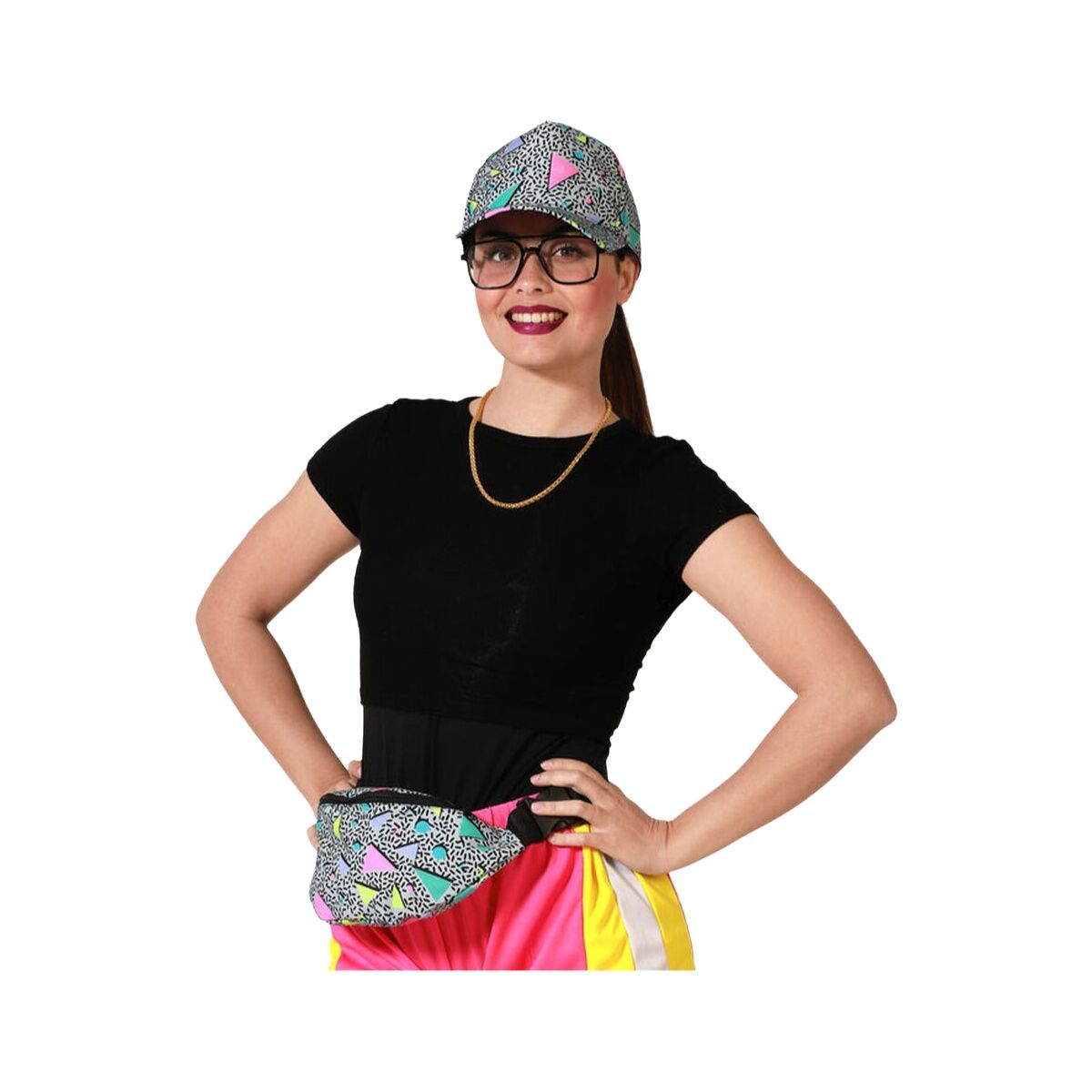 Kvinna med 80-talsaccessoarer: Magväska, keps, tjocka glasögon och guldkedja