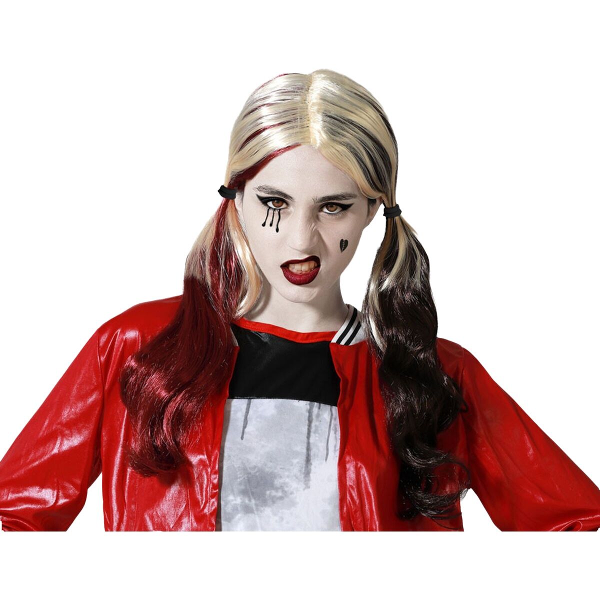 En kvinna med en flerfärgad peruk med två tofsar, som bär en röd jacka och festsmink.