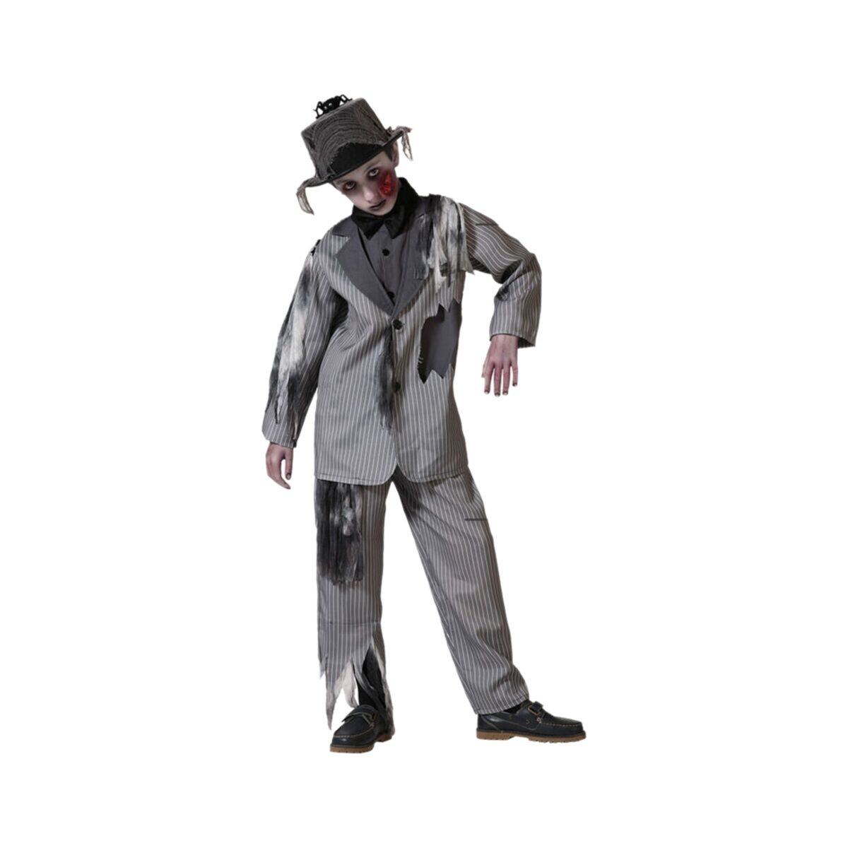 En pojke klädd i en kuslig död brudgumskostym med grå randiga byxor och kavaj, grått slitet tyg och en hatt med en spindel på.