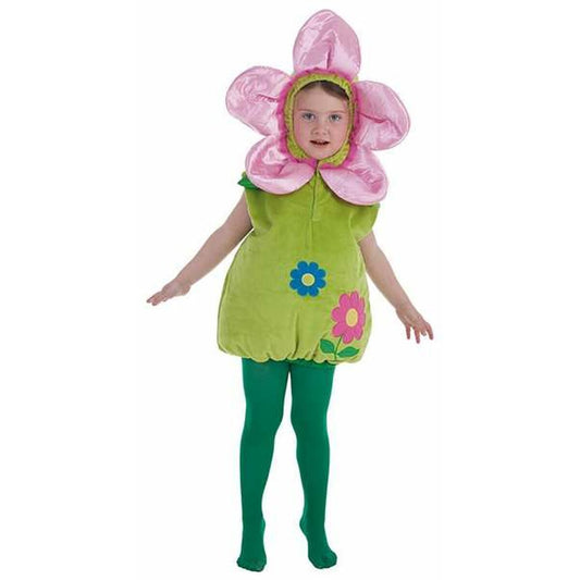 Ett ungt barn står iförd en grön, rundad blomsterdräkt med en stor rosa blomhuvudbonad och gröna tights.