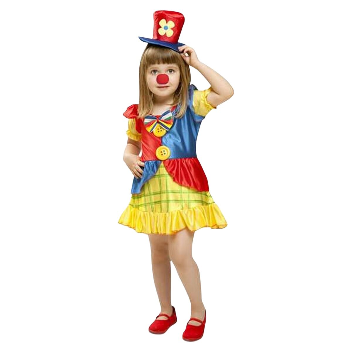 Ett litet barn iklädd en färgglad kvinnlig clowndräkt med gul-rutig kjol, röd och blå överdel, en liten hög hatt och en röd clownnäsa.