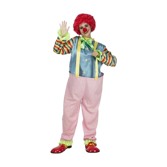 En vuxen person iklädd en färgglad clowndräkt med röd peruk, blå överdel, rosa byxor och röda skor, som vinkar glatt.