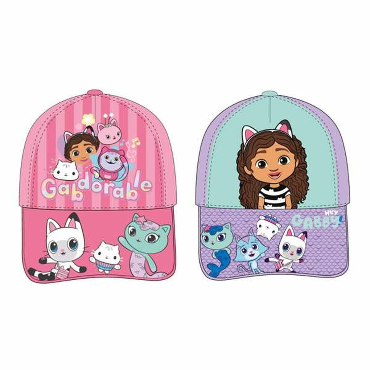 Två varianter av en rosa och lila barnkeps med motiv från Gabby's Dollhouse, inklusive karaktären Gabby och olika kattfigurer.