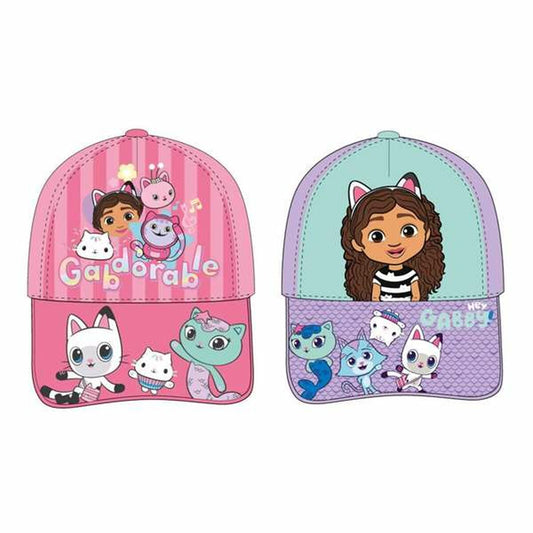 Två varianter av en rosa och lila barnkeps med motiv från Gabby's Dollhouse, inklusive karaktären Gabby och olika kattfigurer.