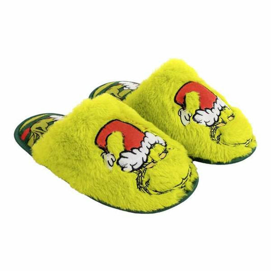 Ett par grönfärgade Grinch-tofflor med Grinchens ansikte och en tomteluva broderade på ovansidan.