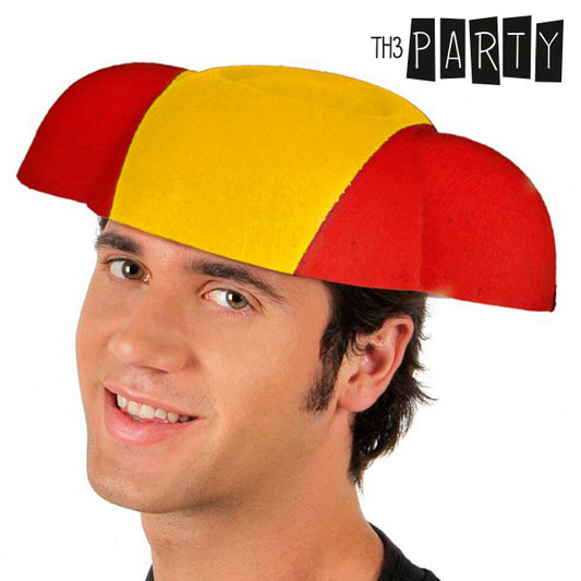 En man bär en stor, vadderad hatt i Spaniens färger (rött och gult) som liknar en matadorhatt, redo för att heja på sportevenemang.