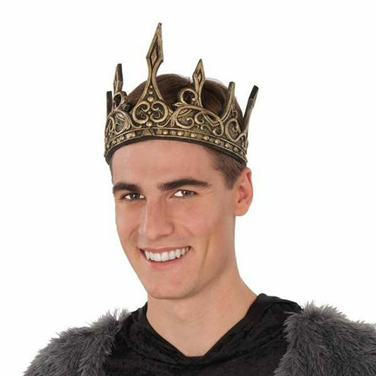 En leende man bär en elegant och antik, gyllene kungakrona med snirkliga detaljer.