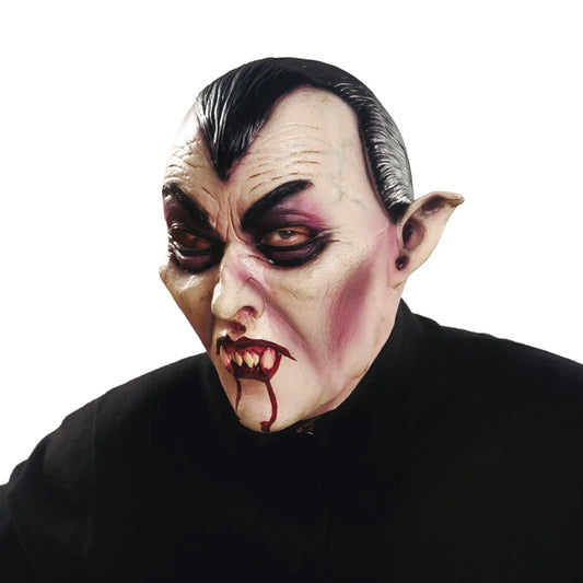 En person bär en läskig, heltäckande vampyrmask som liknar Dracula, med blek hy, slickat svart hår, mörka ögon, spetsiga öron och blod som rinner från mungiporna.