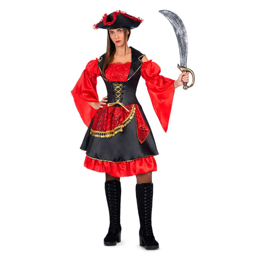 En kvinna poserar självsäkert i en farligt förtjusande piratdrottning-dräkt, komplett med klänning, hatt och ett stort piratsvärd i handen.